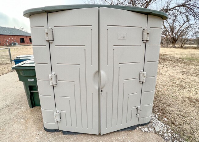 Building Photo - $500 OFF FIRST MONTHS RENT | 2.5 ACRE LOT! 4 Beds in Central Edmond!