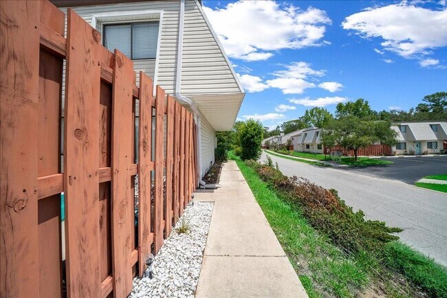 Building Photo - 2142 NE 45th Ave