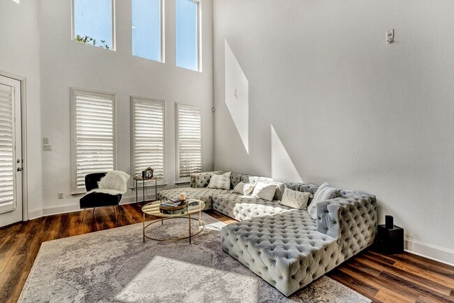 Building Photo - Gorgeous Townhome in The Villas of Hollytree!