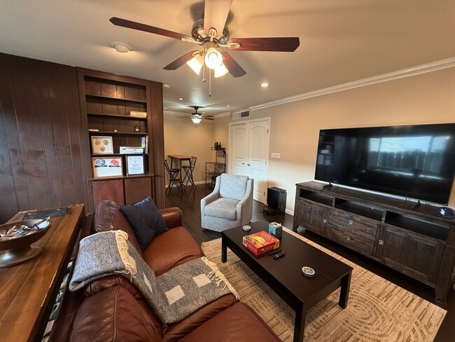 Building Photo - 6927 Amherst St