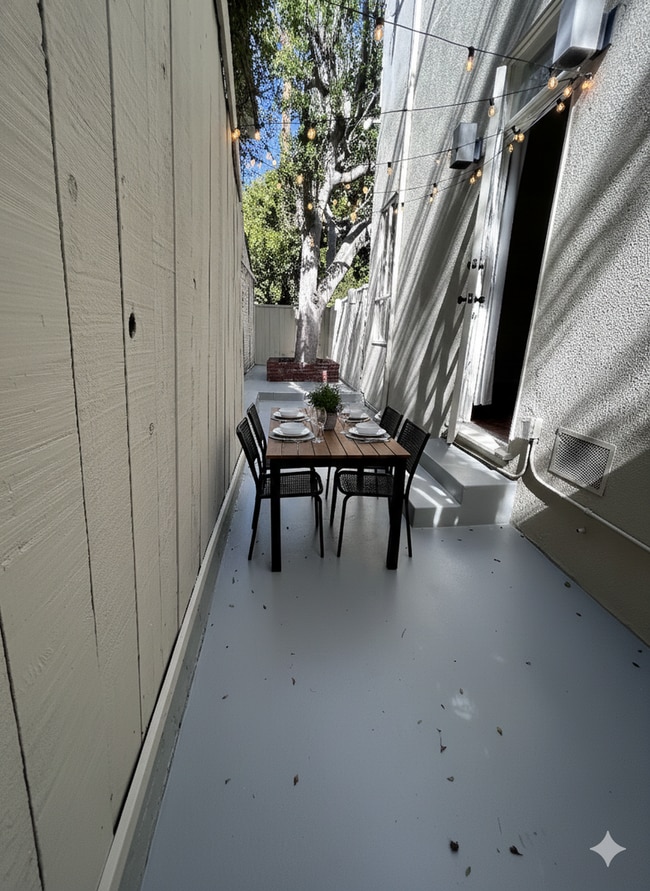 Building Photo - 9080 Shoreham Dr