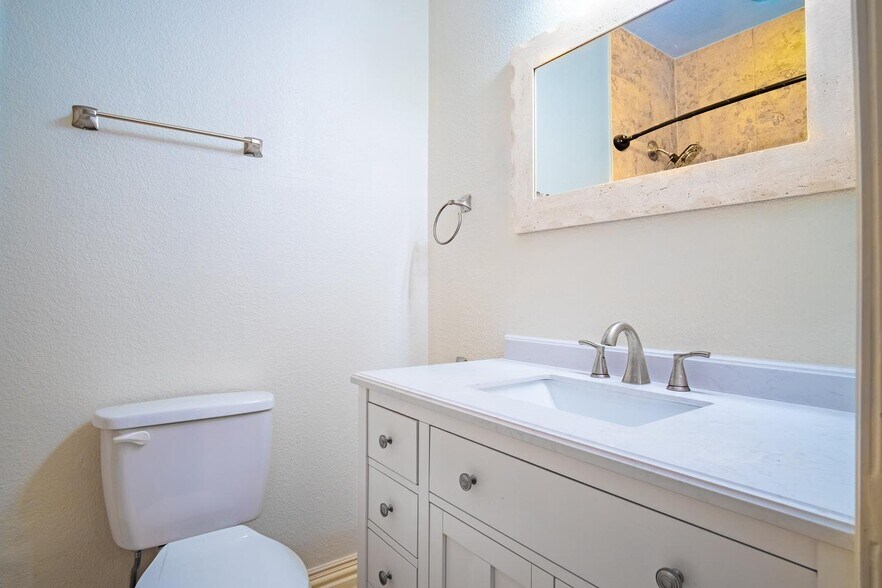 Building Photo - Charming North Oak Cliff home near Bishop ...