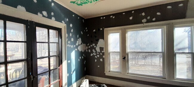 Building Photo - 560-2 Allen - Available 6/1/26 Spacious 2nd/3rd Floor Duplex With 3 Full Baths