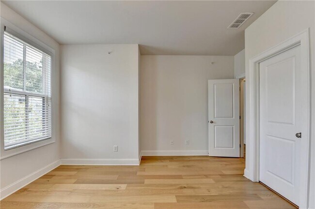 Building Photo - 341 Bailey Walk