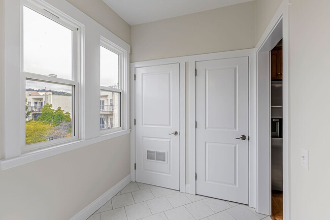 Building Photo - Stylish Top-Floor Two Bedroom and One and ...
