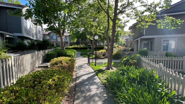 Building Photo - Townhouse 2 bedrooms, 2 1/2 baths, 2 car g...
