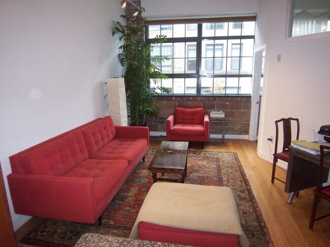 Primary Photo - Centrally Located Elegant Designer-Chic 1B...