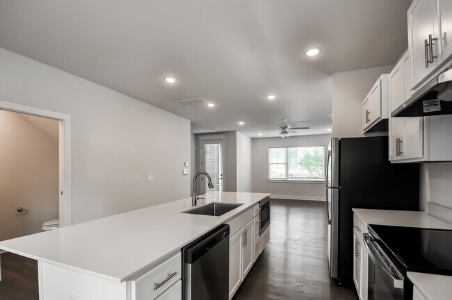 Building Photo - 605 Whitham Ave