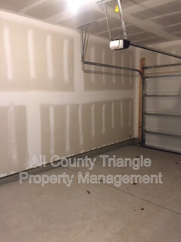 Building Photo - 412 Irving Way