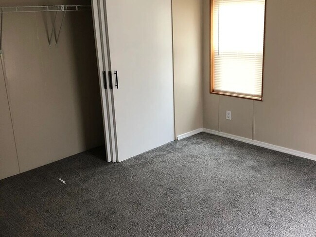 Building Photo - Great 2 bedroom 1 bathroom home in North Pointe!