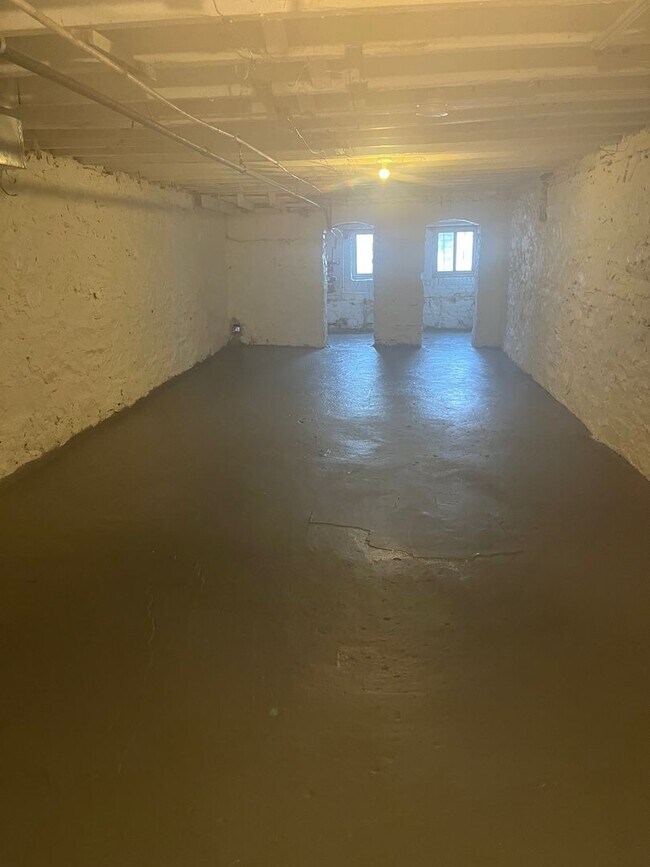 Building Photo - Spacious 3 bedroom 1.5 Bathroom Townhome