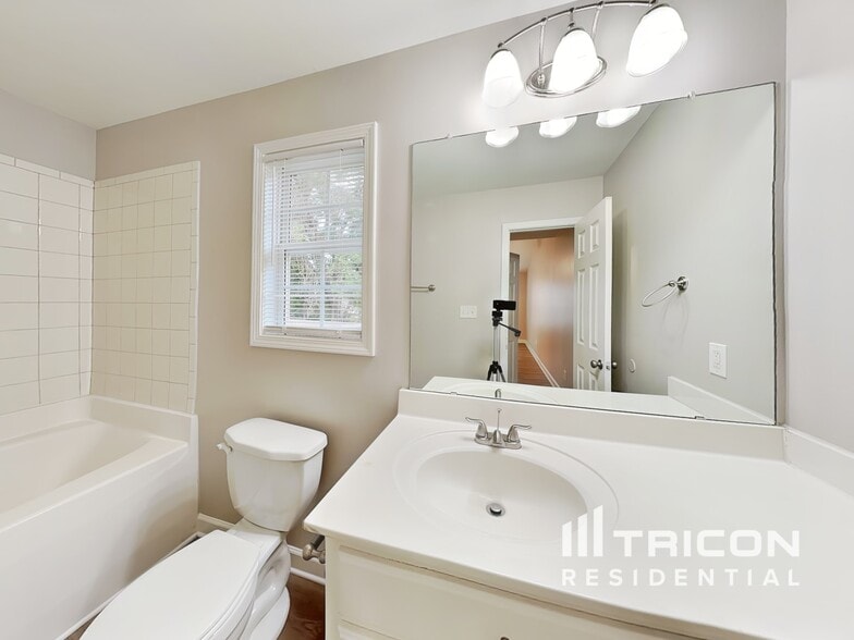 Building Photo - 639 Loch Lomond Cir