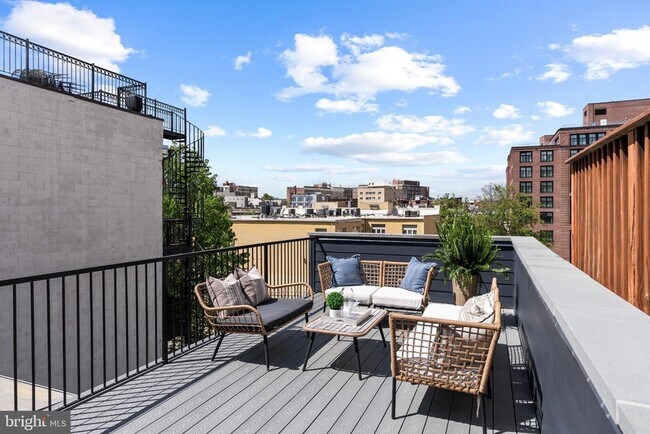 Building Photo - 2460 Ontario Rd NW