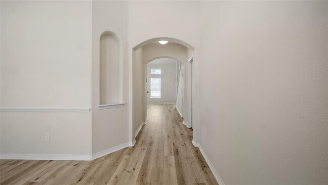 Building Photo - 9219 E Lakeside Dr