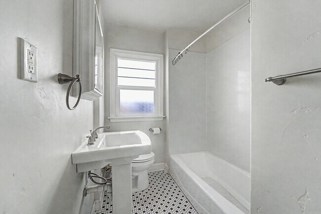 Building Photo - 1109