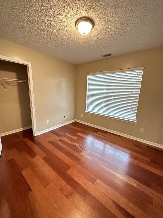 Building Photo - 160 Mills Run Dr