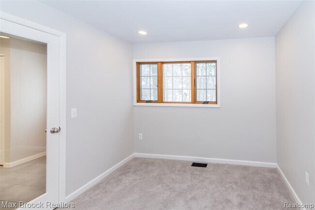 Building Photo - 31419 Sleepy Hollow Ln