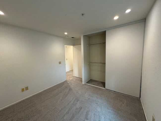Building Photo - Beautiful 3 Bedroom, 2 Bathroom Upstairs C...
