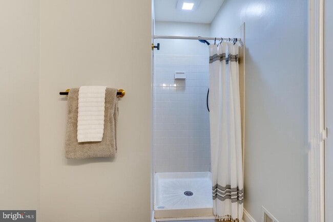 Building Photo - 8213 Roxbury Dr
