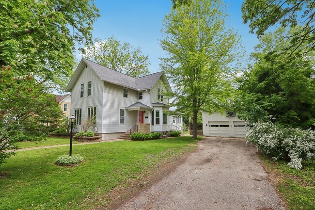 Primary Photo - Charming 3-Bedroom Home for Rent in Lake M...
