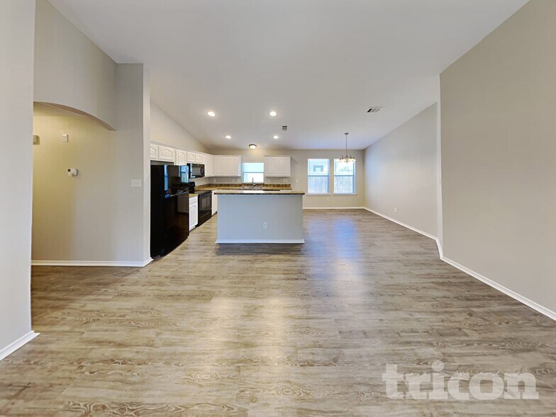 Building Photo - 1245 W Cottonwood Dr