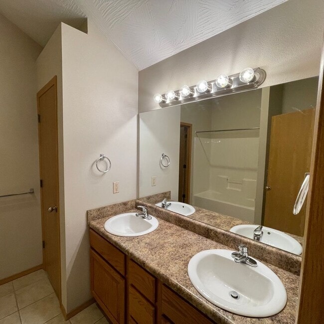 Building Photo - Beautiful 4 bedroom 3 full bathroom Townhome - Owner Special -Move in March and pay no rent until...