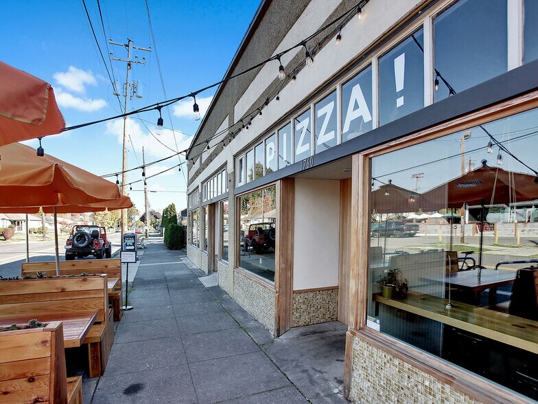 Building Photo - 2038 NE Morgan St. A