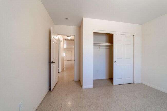 Building Photo - 730 Pine Ave