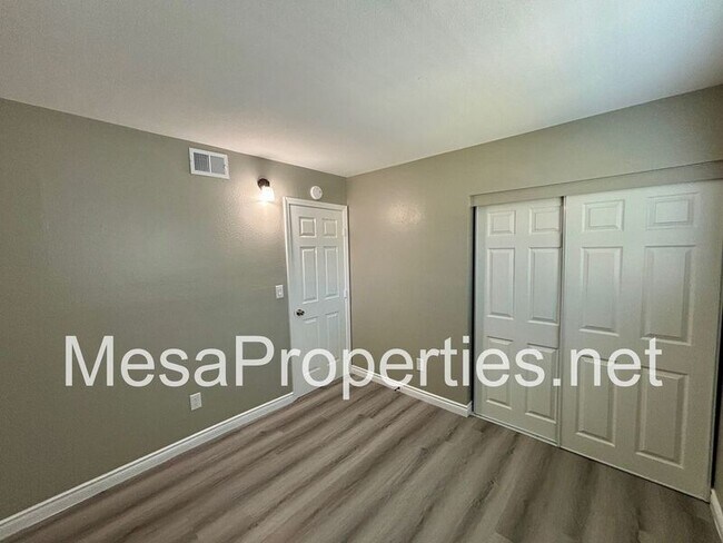 Building Photo - 1749 E Fairfield Ct