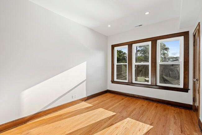 Building Photo - 5851 N Virginia Ave