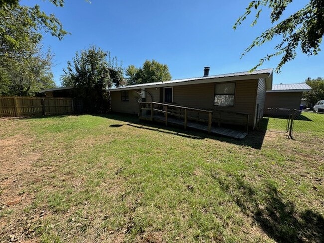 Building Photo - All New Inside, 3 bed 2 bath , no carpet, detached garage and fenced yard in Norman!