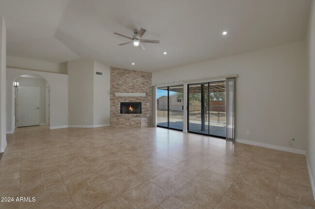 Building Photo - 501 E Desert Hills Estate Dr