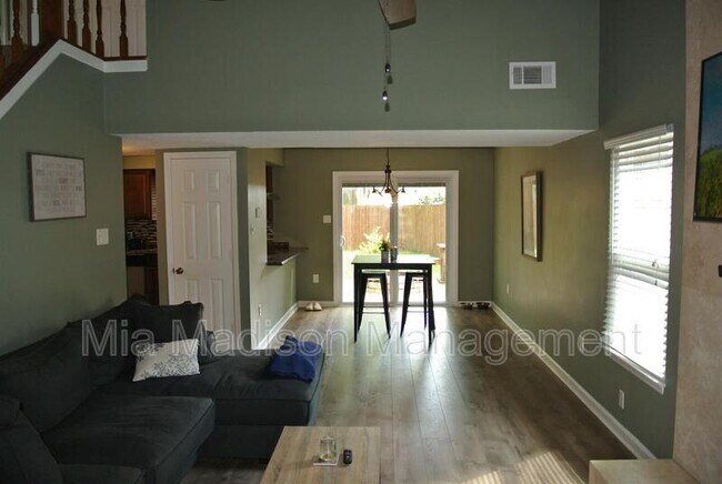 Building Photo - 138 Holland Park Cir