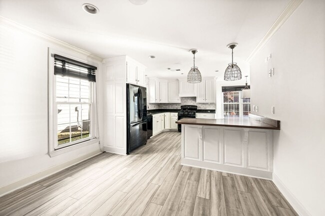 Building Photo - Awesome 4BR/3BA end-unit townhouse in the desirable River Plantation neighborhood!