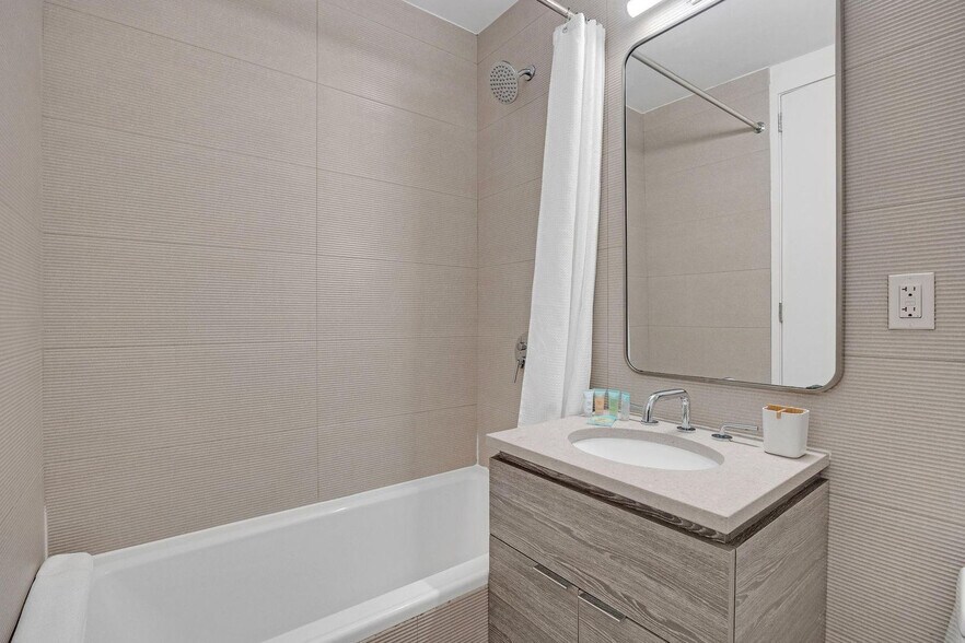 Building Photo - 68 W 37th St