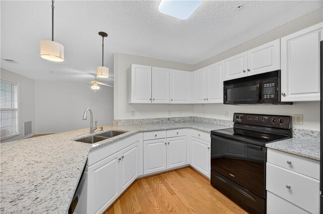 Building Photo - 2221 Delaney Dr