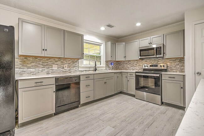 Building Photo - Beautiful split foyer home in Colonial Hei...