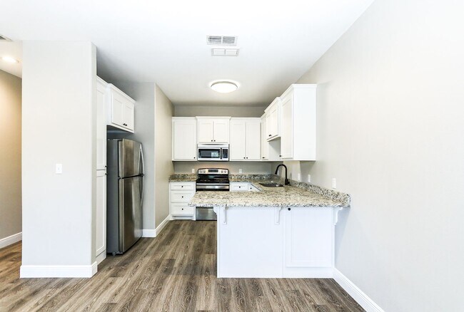 Building Photo - 3 Bed/ 3Bath townhome with Roof top Deck!
