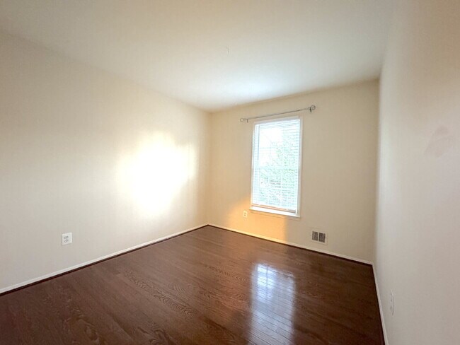 Building Photo - Charming Reston Townhome: Your Ideal Commuter's Haven