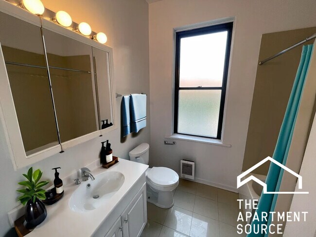 Building Photo - 4242 N Sheridan Rd