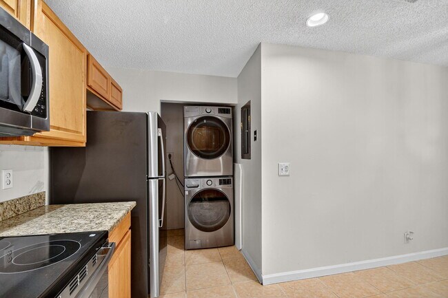 Building Photo - 2701 Waterview Cir