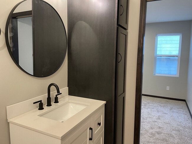 Building Photo - Charming Open Layout, Garage. PETS WELCOME