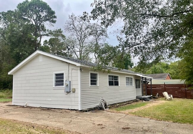 Building Photo - Moss Point 3 Bedroom