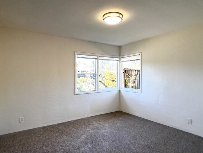 Building Photo - Lovely 3+ Bedroom Single Story Home in San Rafael!