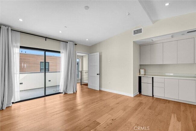 Building Photo - 1343 1/2 Seward Street Unit