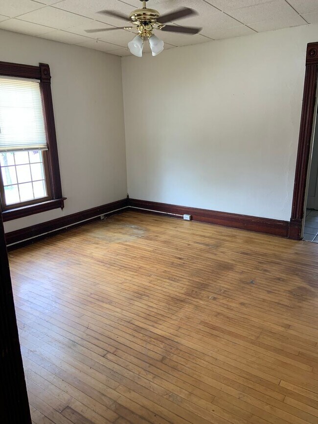 Building Photo - 512 6th St S