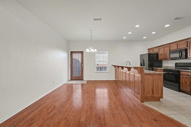 Building Photo - Spacious 3-Bed Duplex in Bentonville with Granite Elegance – Your Ideal Home Awaits!