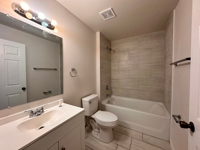 Building Photo - 1800 Coral Point Dr