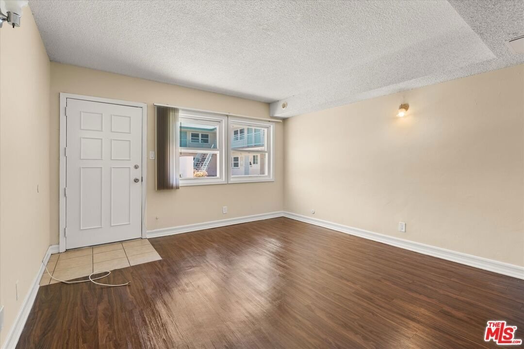 Building Photo - 10600 S Inglewood Ave