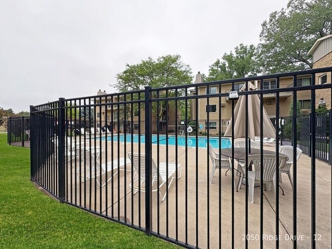 Building Photo - 2050 Ridge Dr